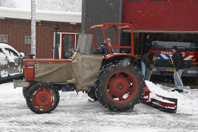 2010/324/GB 20101217 029 Kazerneren ivm sneeuwval.jpg